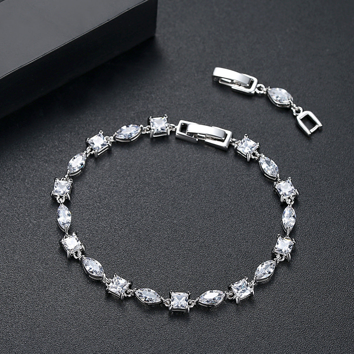 Women's Super Flash Brass Inlaid Zircon Simple Size Bracelet