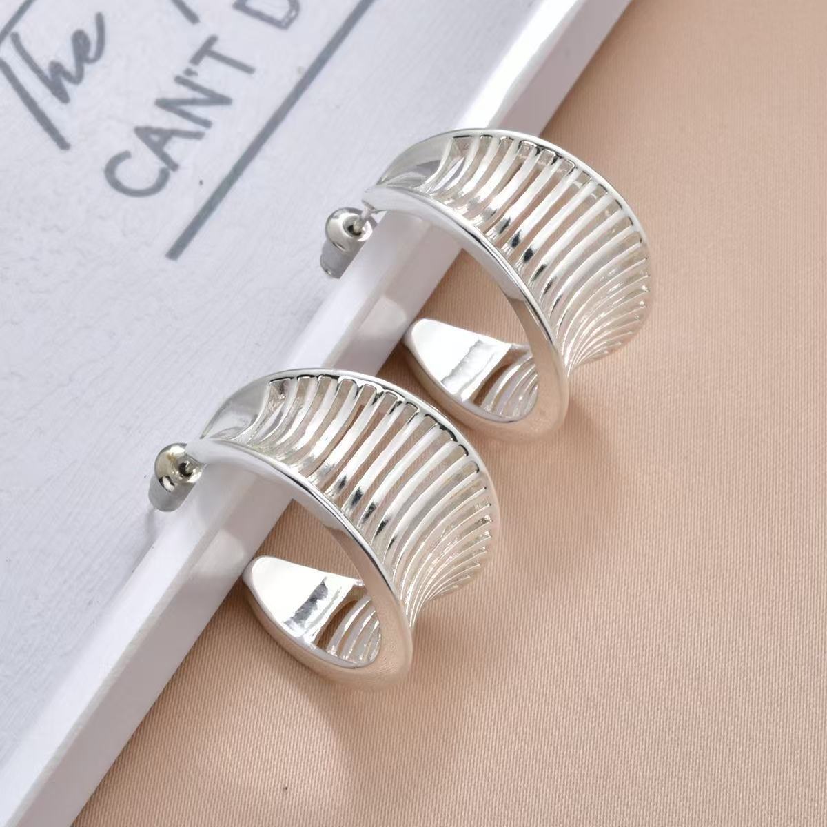 Women's Sier Pin High-grade Retro Cutout Geometric Earrings