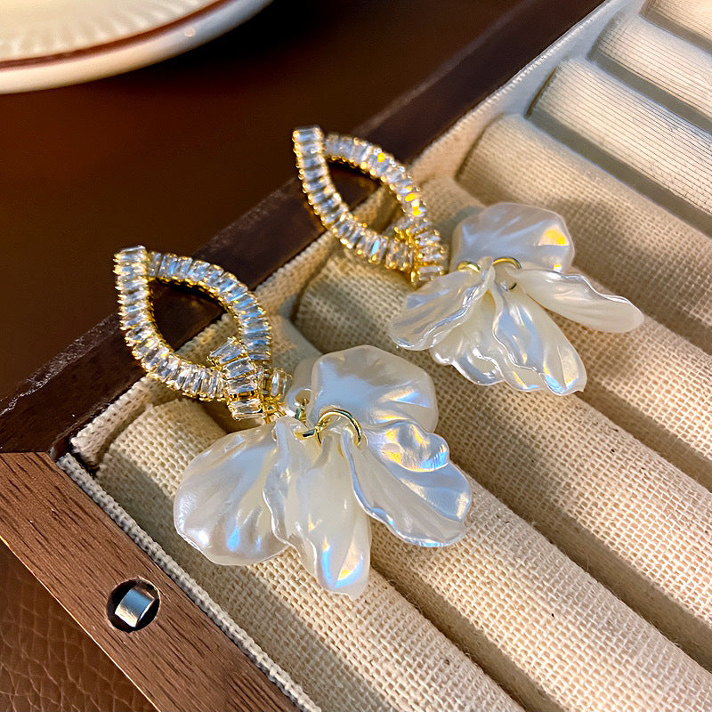 Women's Style Refined Simple High-grade Pearl Crystal Tassel Earrings