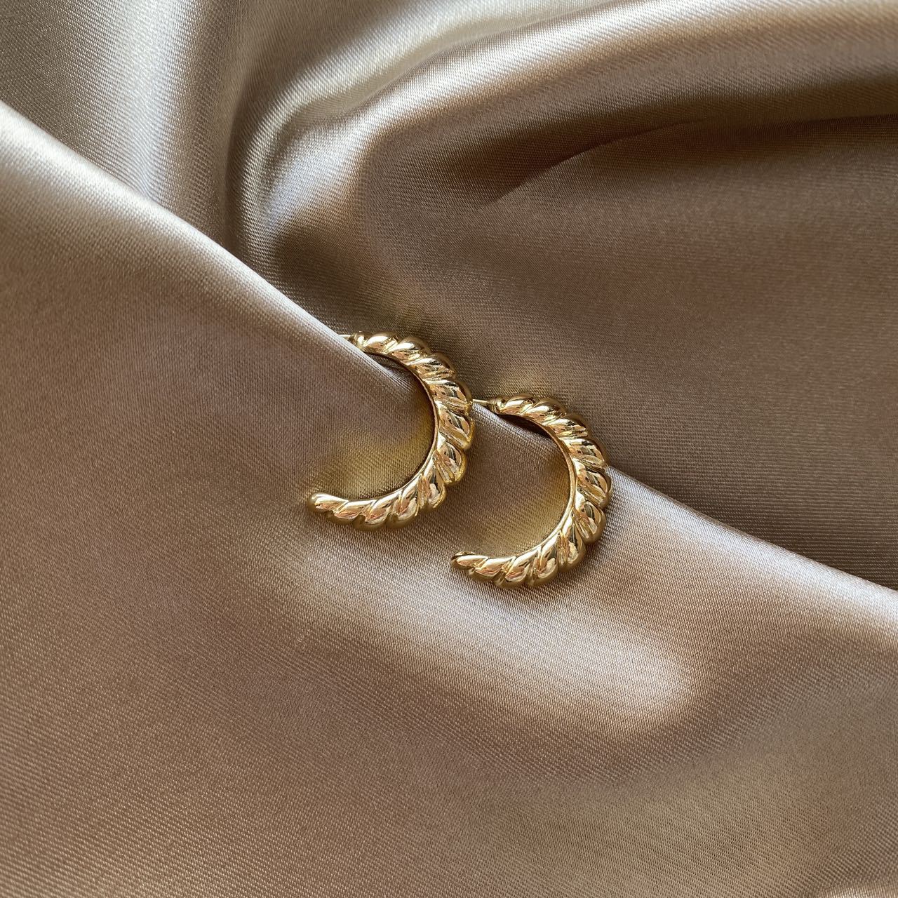 Women's Metal Simplicity Geometric Cold Style High-grade Light Luxury Earrings