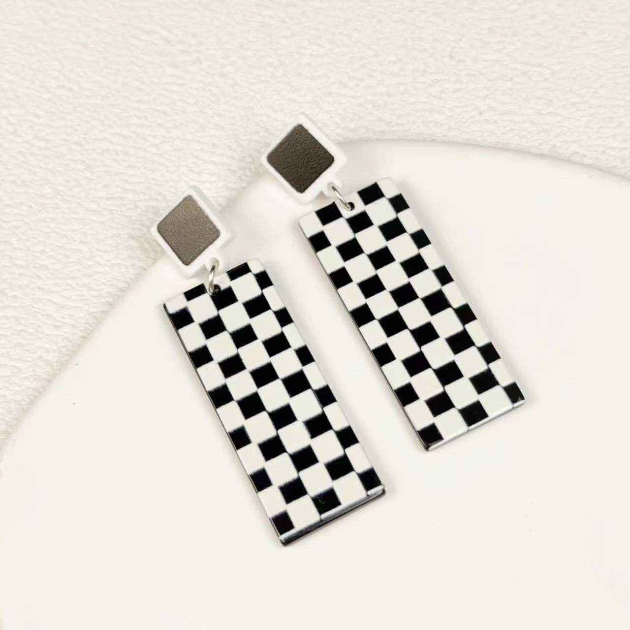 Women's Light Luxury Chessboard Plaid Love Heart Earrings