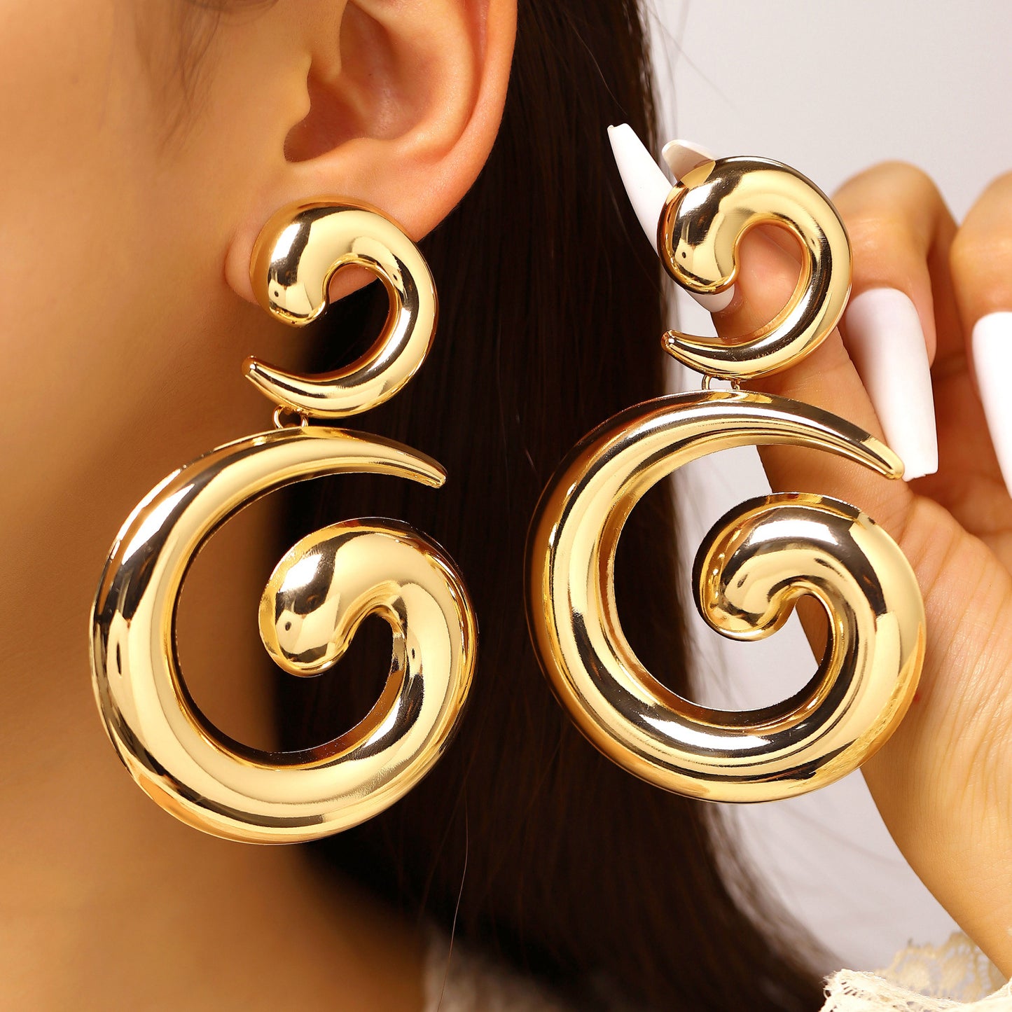 Women's Exaggerated Gold Spiral Retro Geometric Hollow Water Drops Personalized Stud Earrings
