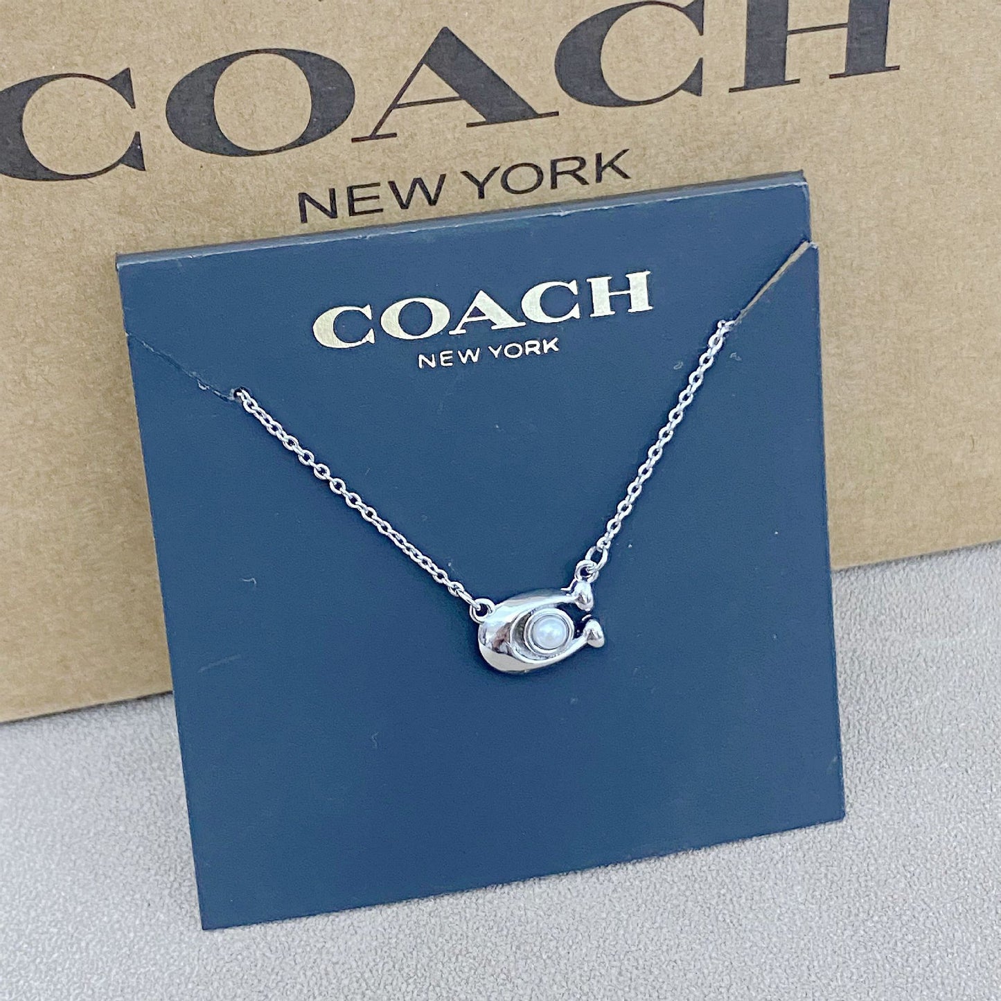 Simple Commute Design Gentle Pearl Inlaid U-shaped Letter Glossy Necklaces