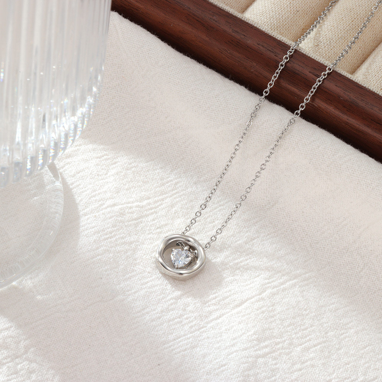 Women's Design Titanium Steel High Sense Light Luxury Temperament Commute Necklaces