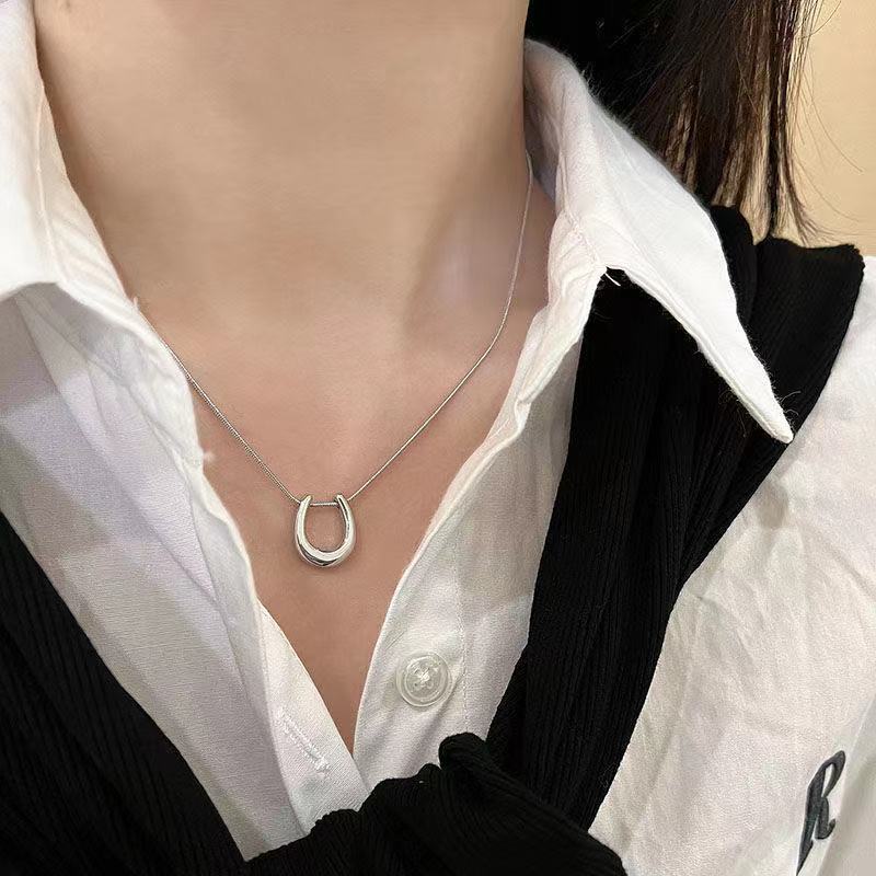 Design Sense U-shaped Horseshoe Female Light Luxury Minority Clavicle Chain Necklaces