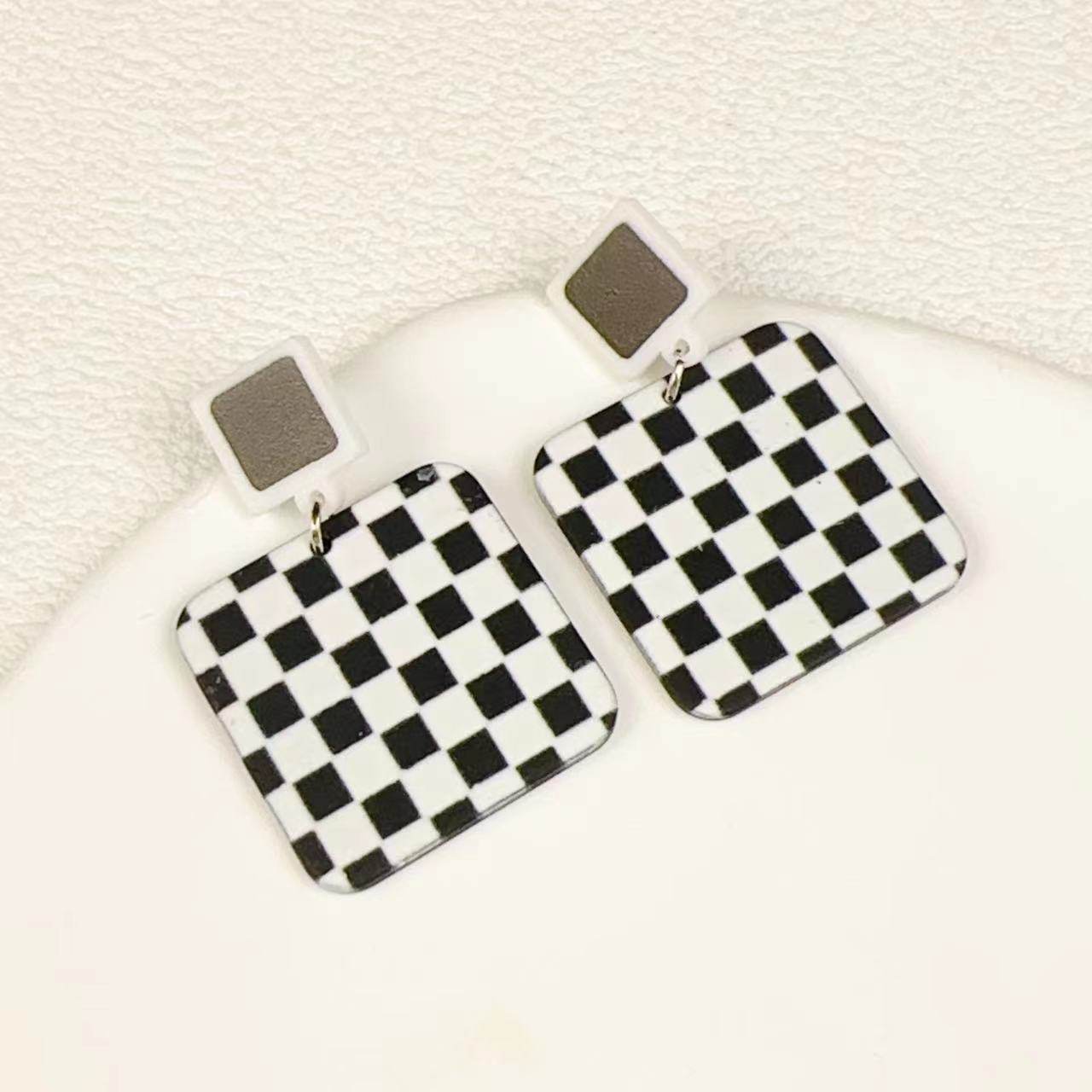Women's Light Luxury Chessboard Plaid Love Heart Earrings