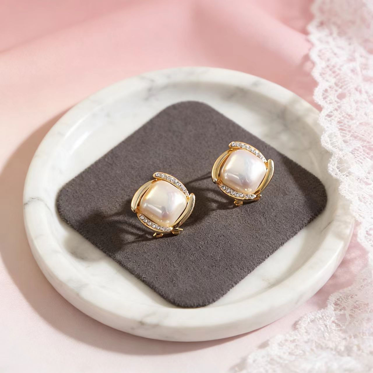 Women's Elegant Trendy Wild Vintage Light Luxury Stud Earrings