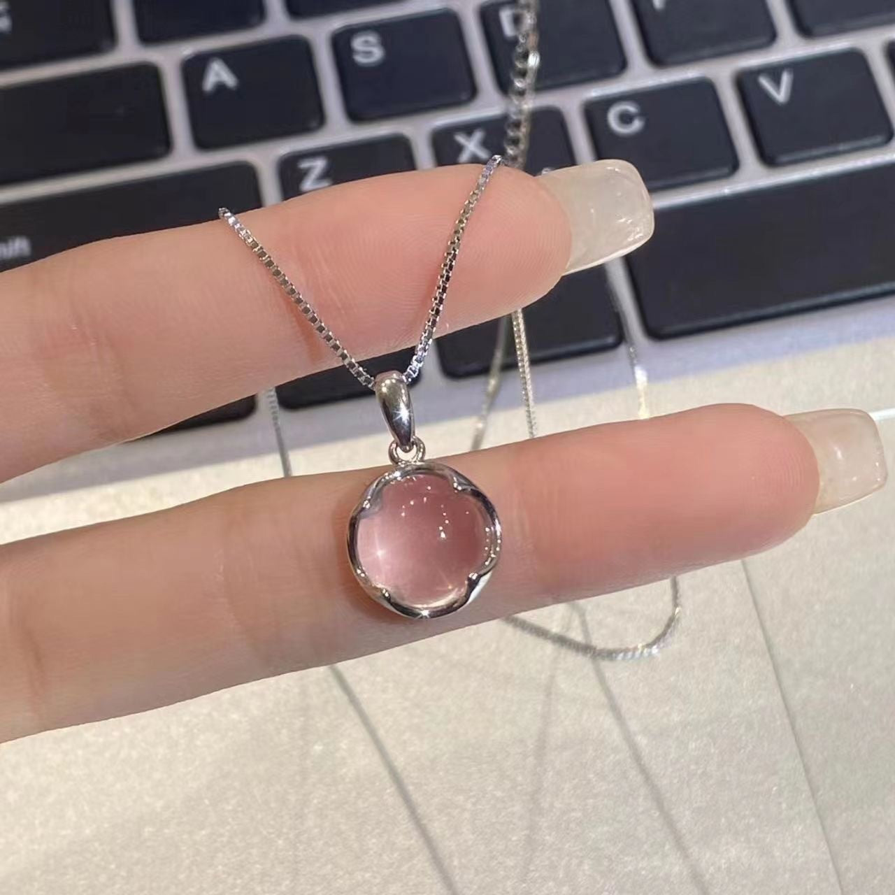 Women's Design High-grade Simple Clavicle Chain Light Necklaces