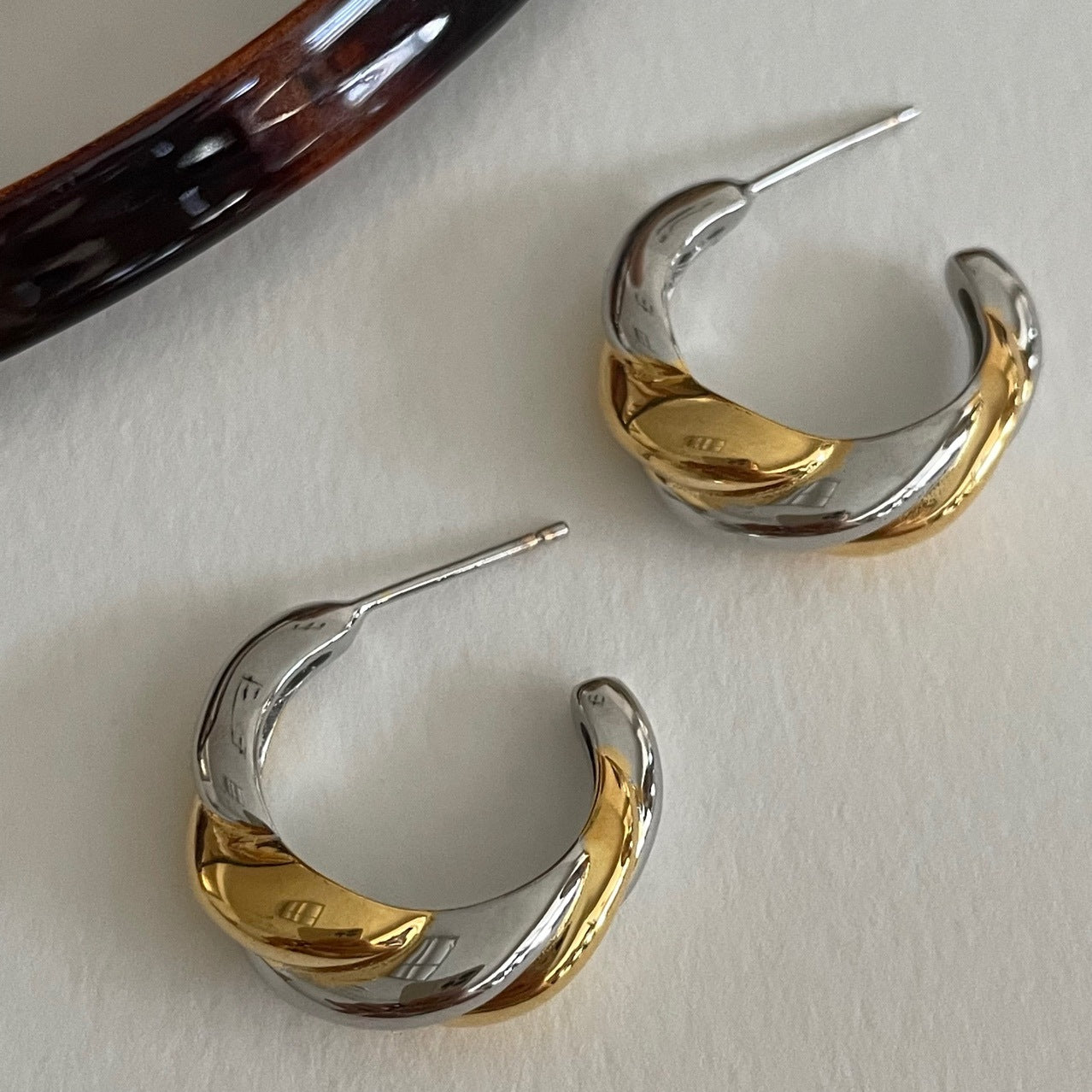 French Style Two-color Twist Half Round Color Separation Commuter Earrings