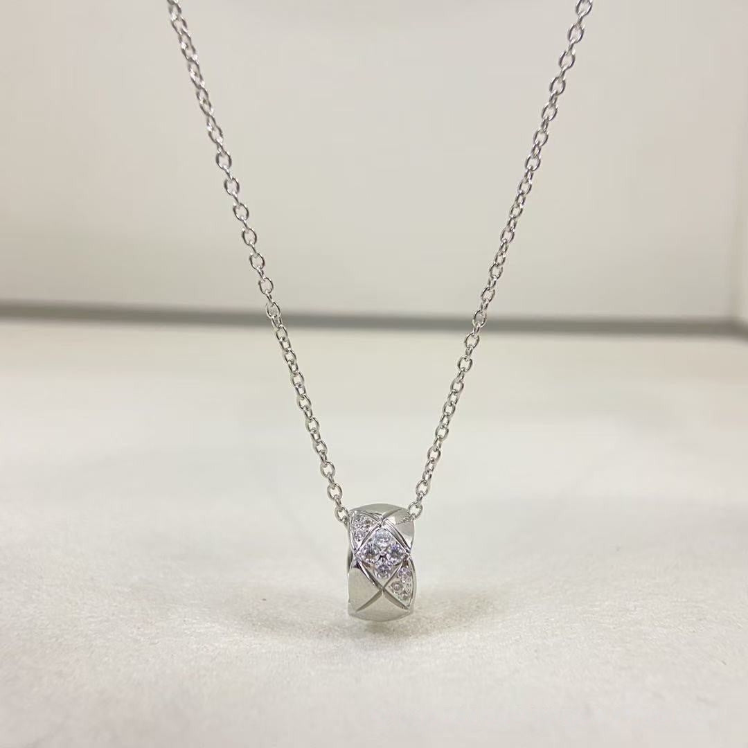 V Gold High Quality Classic Style Diamond Small Golden Necklace