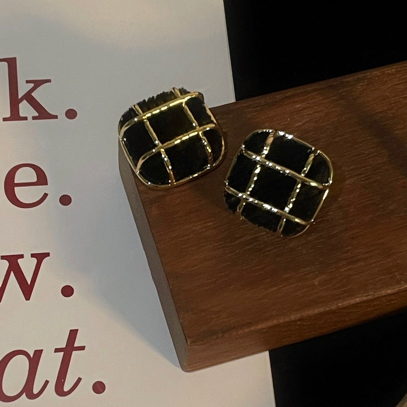 Needle Elegance Retro Fashion Female Personality Flocking Metal Plaid Square Earrings