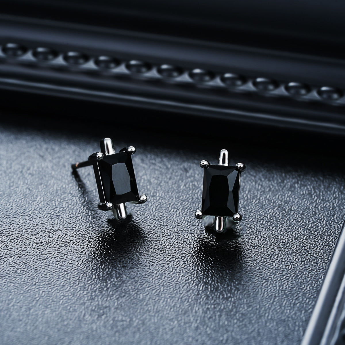 Women's & Men's Inlaid Zircon Fashion Trend Minority Light Luxury Stud Earrings