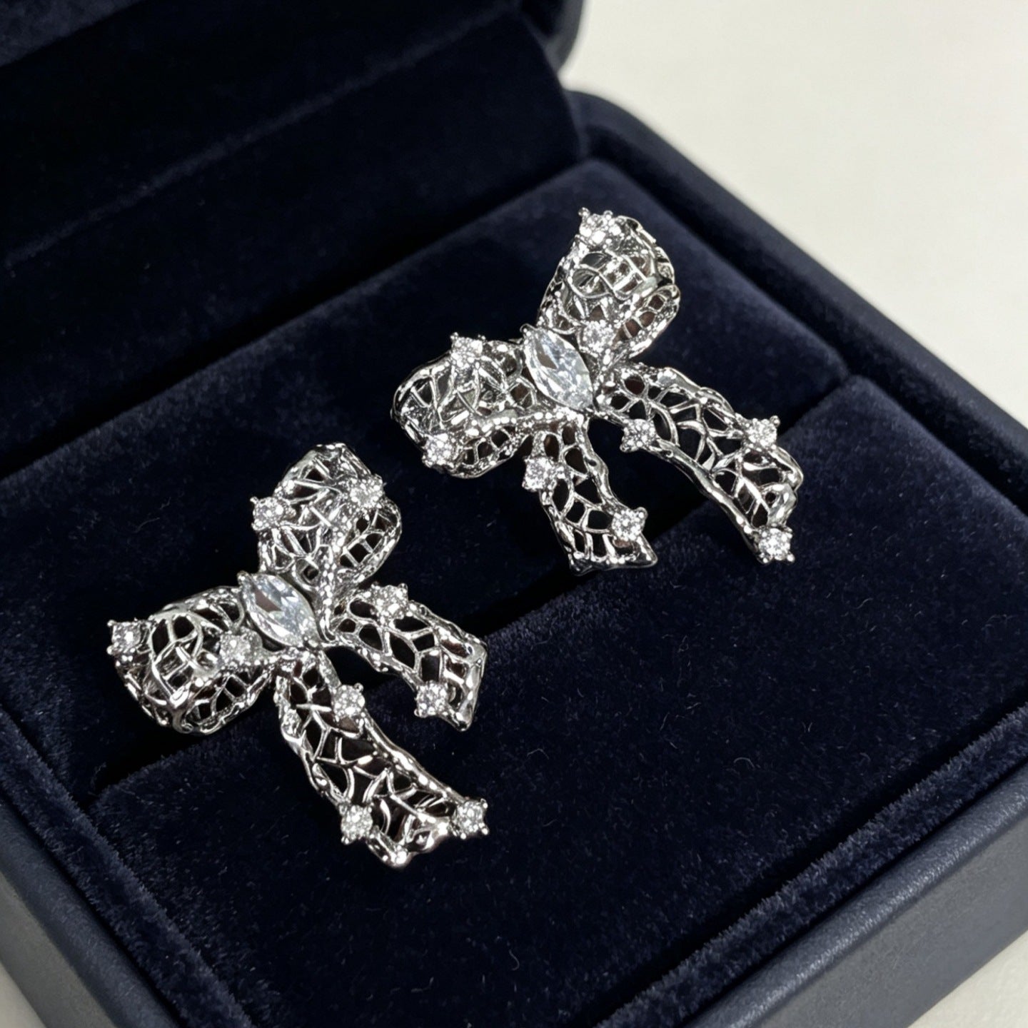 Women's Bow Sier Pearl Ear Clip Hollow Out Niche Zircon Light Earrings