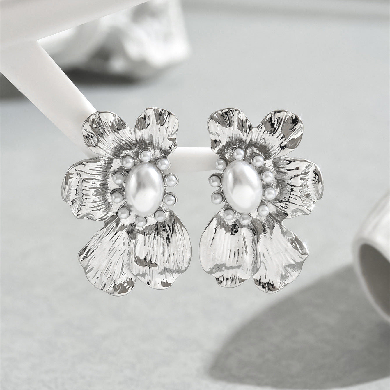 Women's Metal Flower Inlaid Pearl Design High-grade Earrings