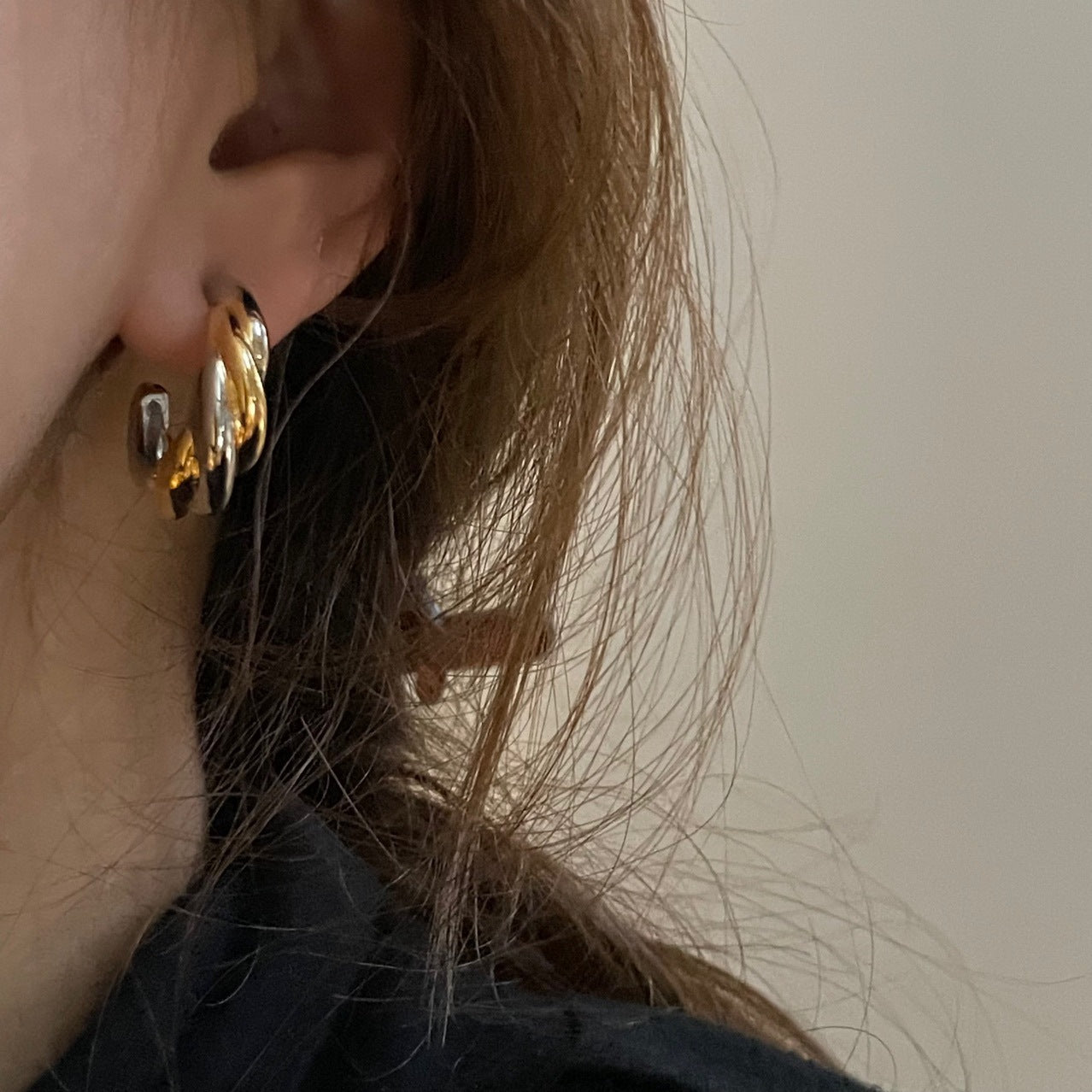 French Style Two-color Twist Half Round Color Separation Commuter Earrings