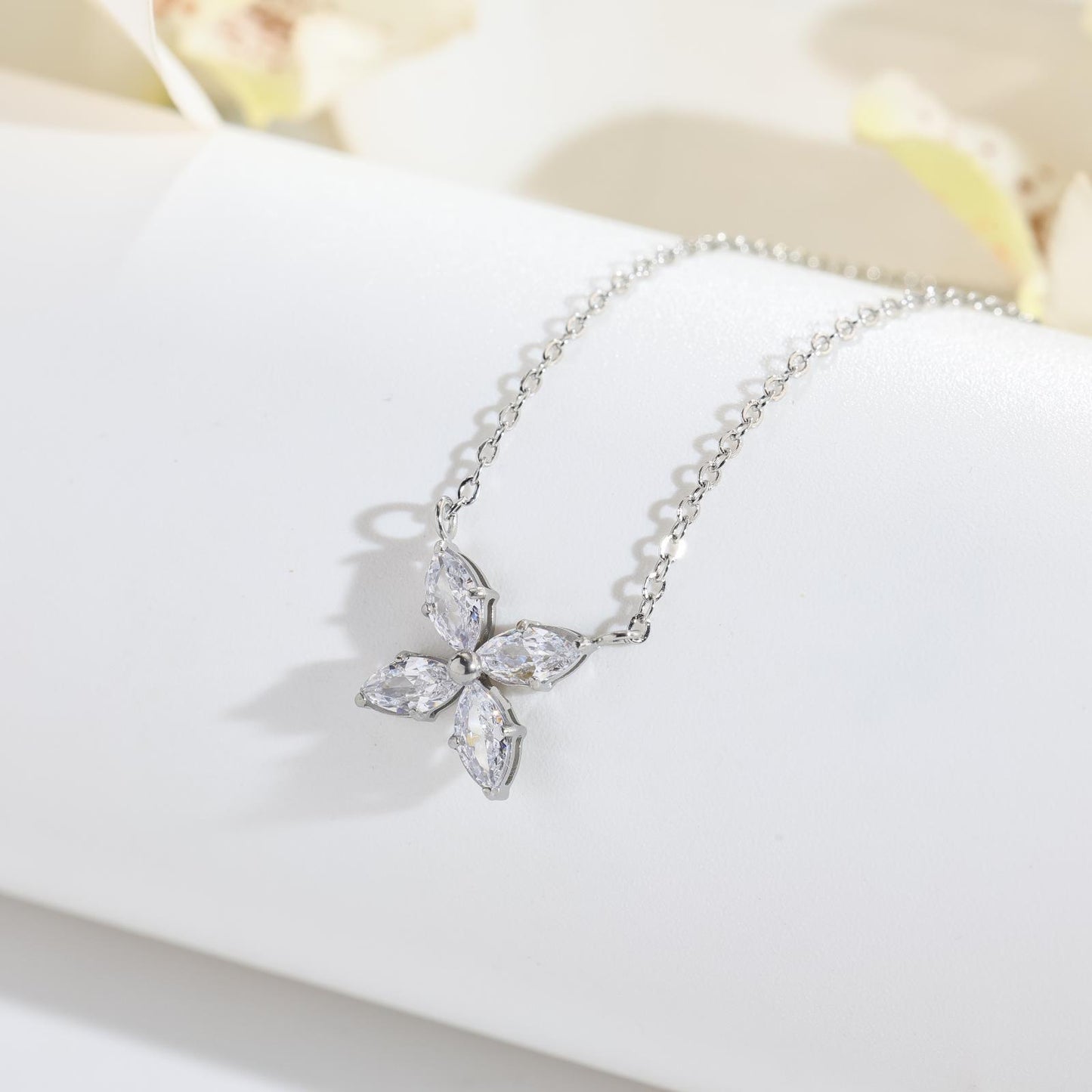 French Style Super Flash Zircon Flower Light Luxury Titanium Steel Necklace