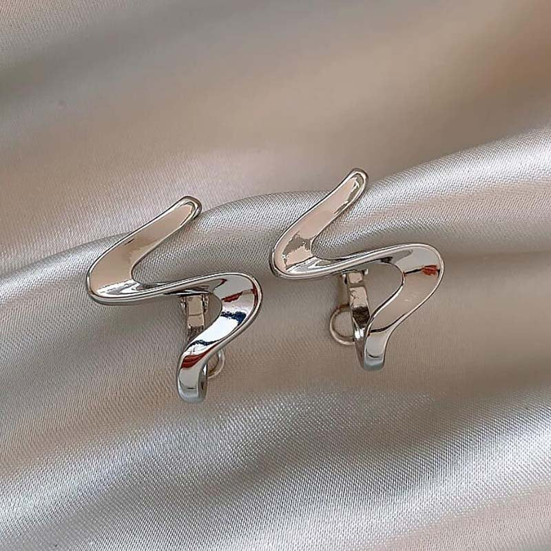 Women's Geometric Metal Sier Pin Golden Niche Design High Earrings