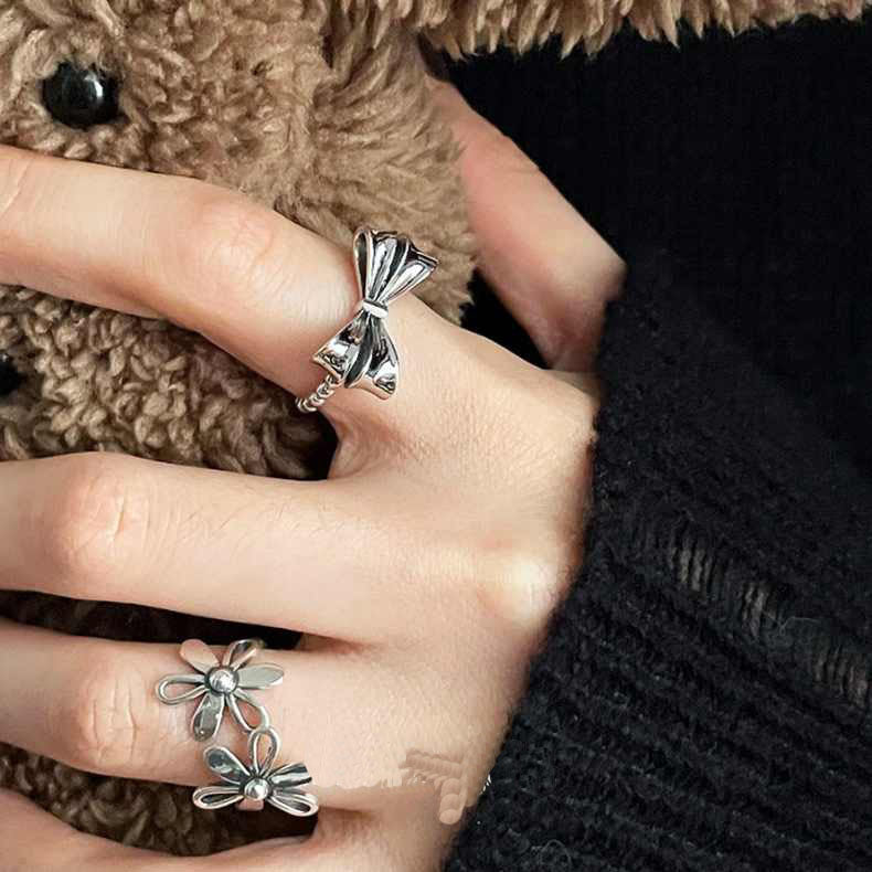 Women's Niche Retro Design Bow Fashion Dignified Hollow Rings