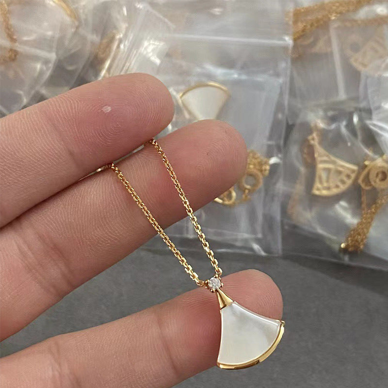 Women's Bao J High Quality V Gold Necklaces