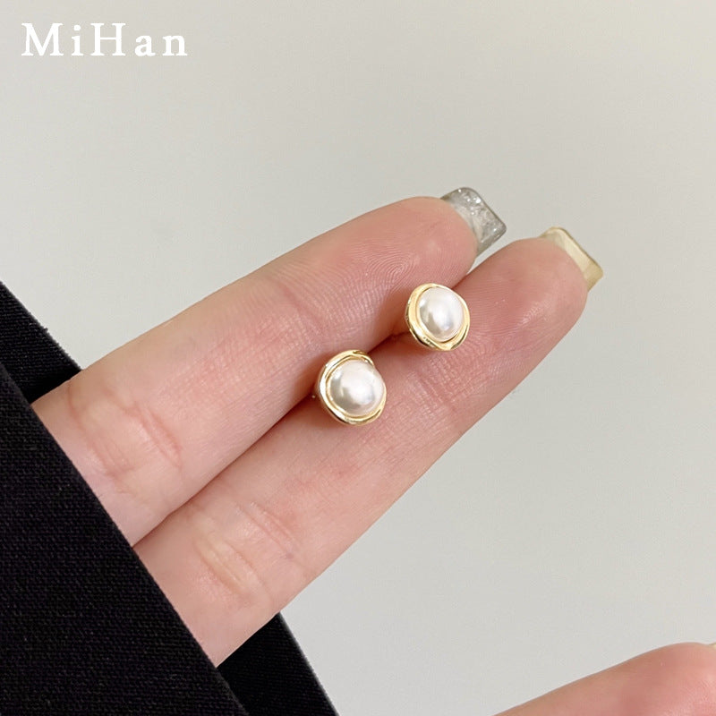 Women's Needle Simple And Compact Pearl Mini Short Earrings