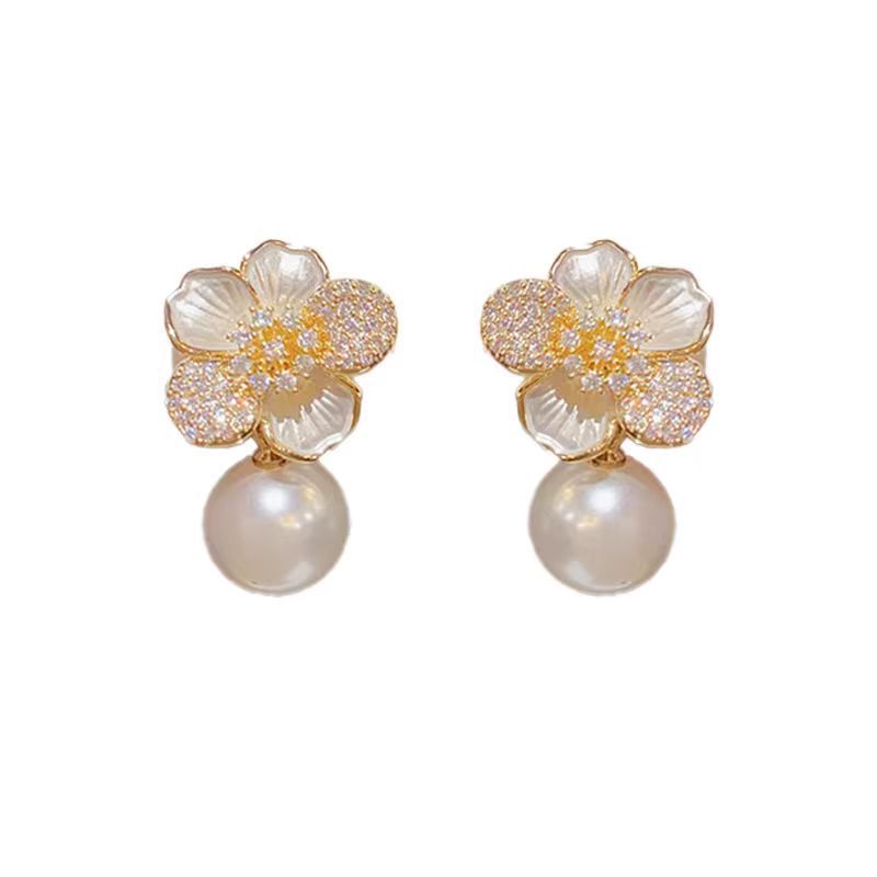 Women's Pearl Flower Light Luxury Graceful Fashionable Versatile Earrings