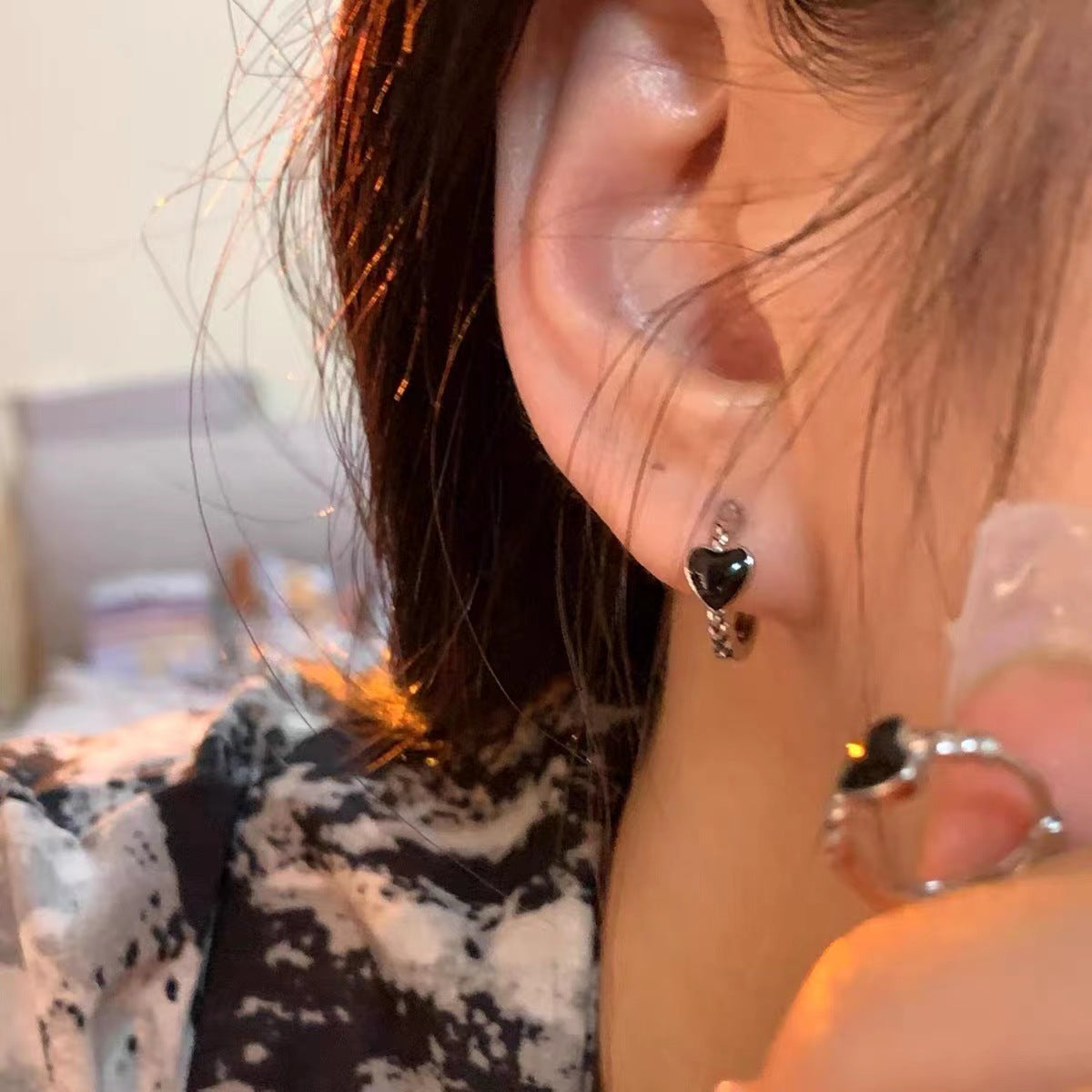 Women's Black Love Heart Design High-grade Cold Ear Buckle