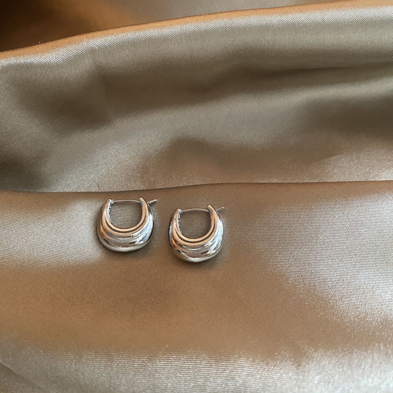 Women's Metal Simplicity Geometric Cold Style High-grade Light Luxury Earrings