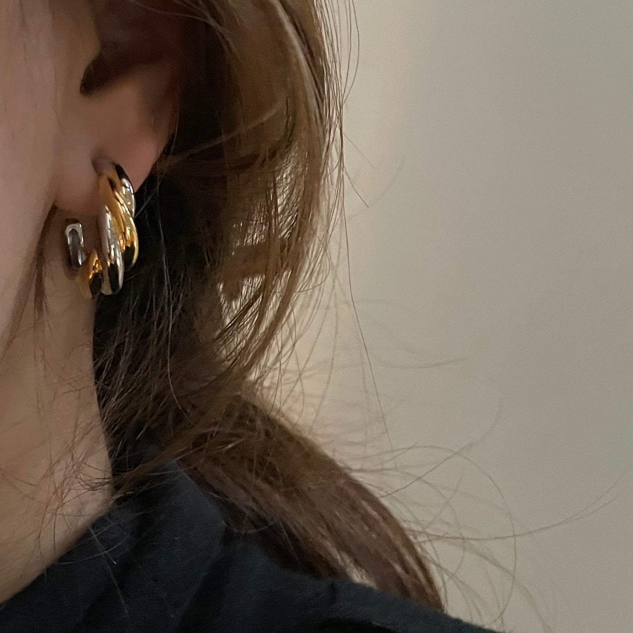 French Style Two-color Twist Half Round Color Separation Commuter Earrings