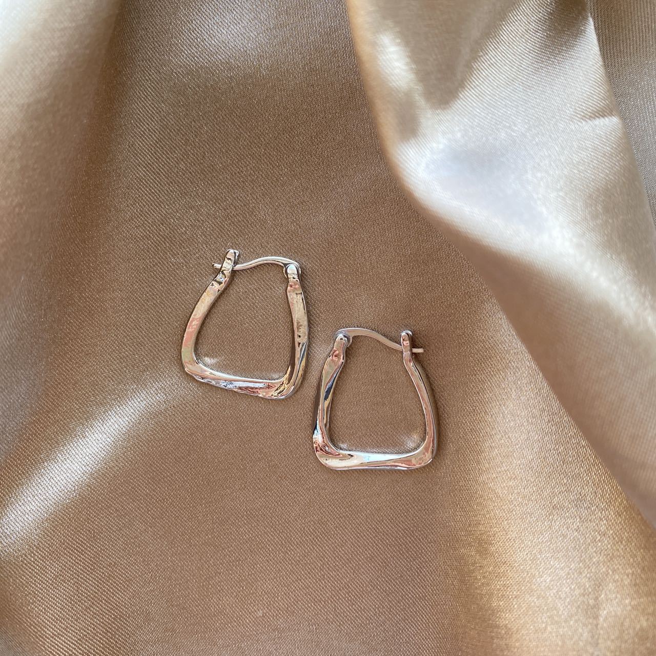 Women's Metal Simplicity Geometric Cold Style High-grade Light Luxury Earrings