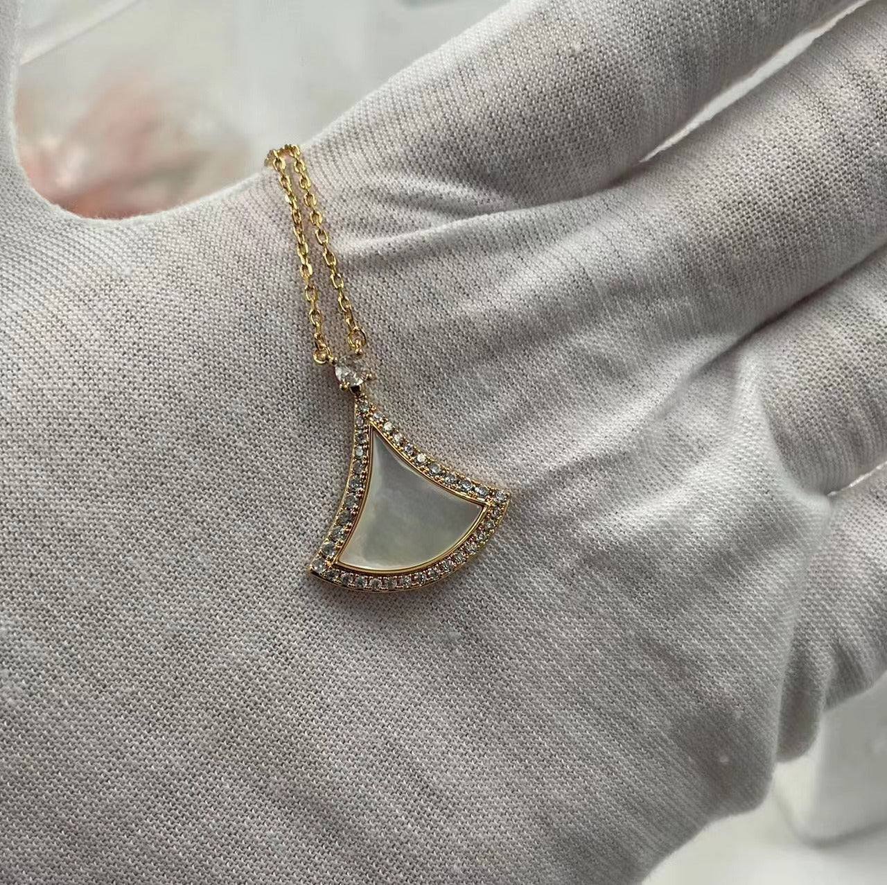 Women's Bao J High Quality V Gold Necklaces