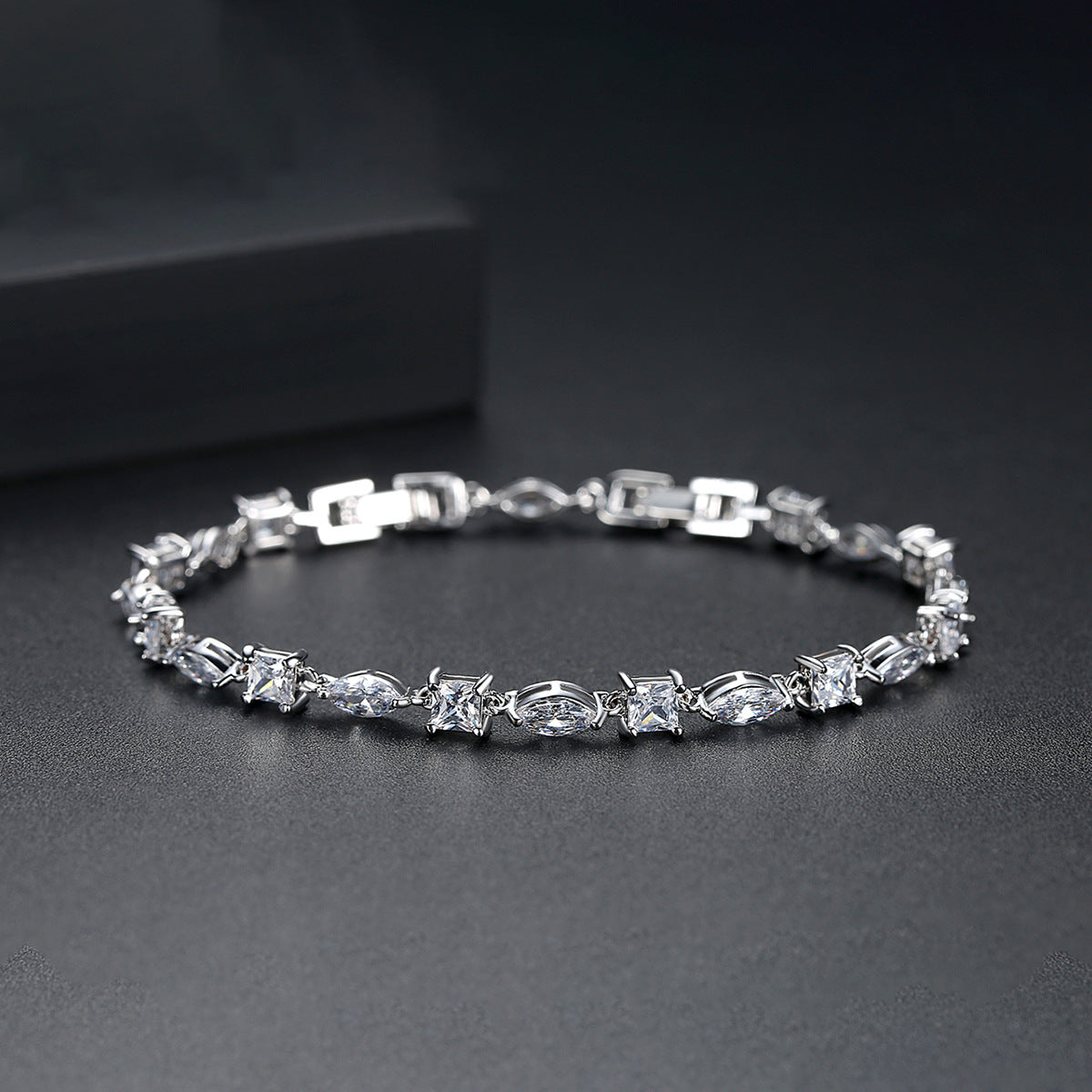 Women's Super Flash Brass Inlaid Zircon Simple Size Bracelet