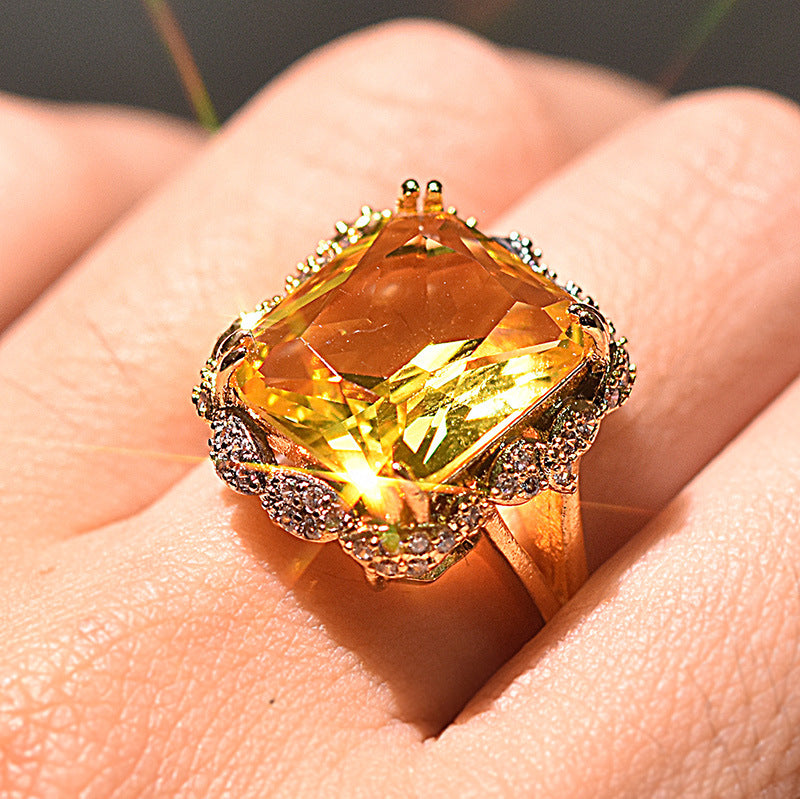 Exaggerated Inlaid Champagne Square Diamond Gold Rings