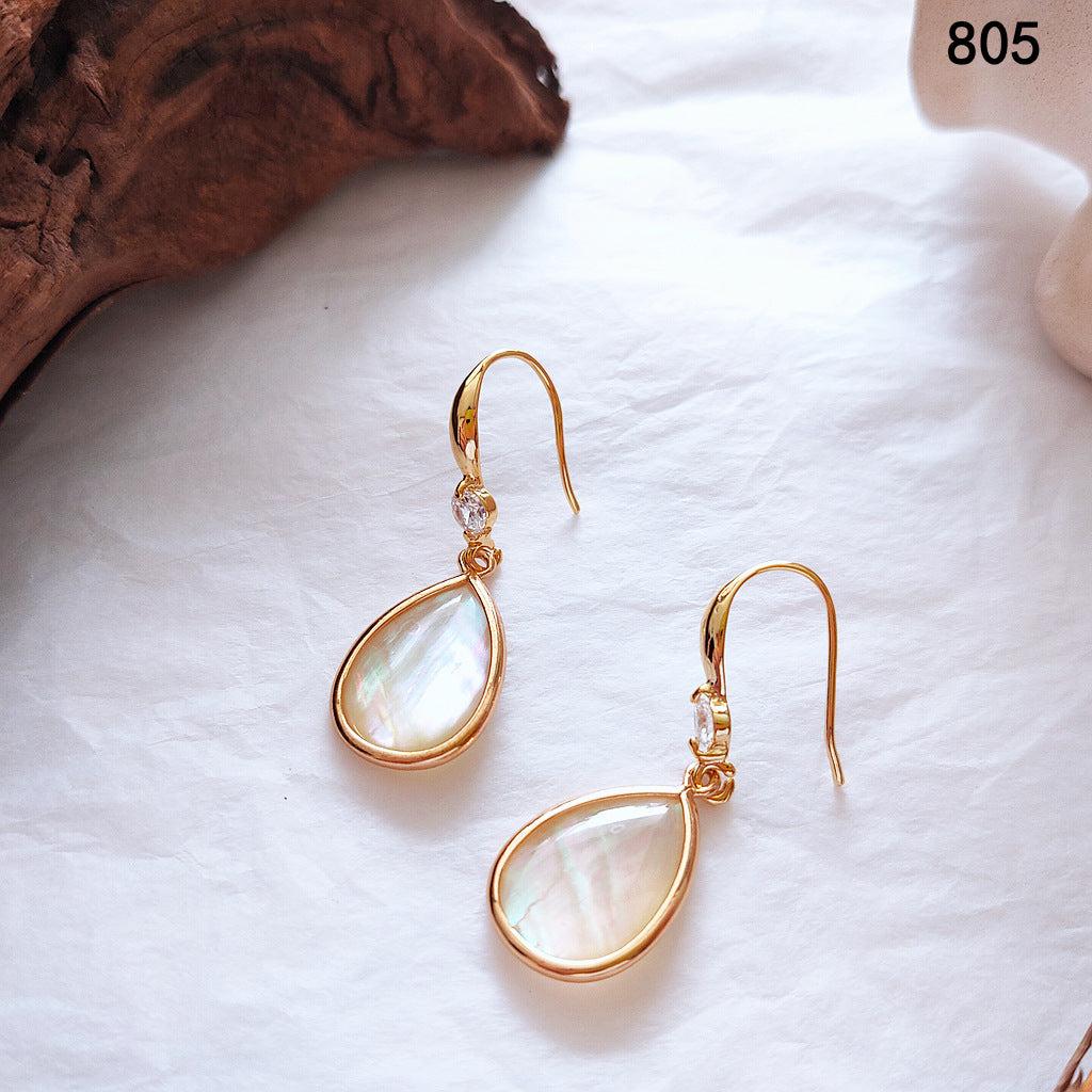 Bright Eyes Gold-plated Natural Shell Black Color Water Earrings