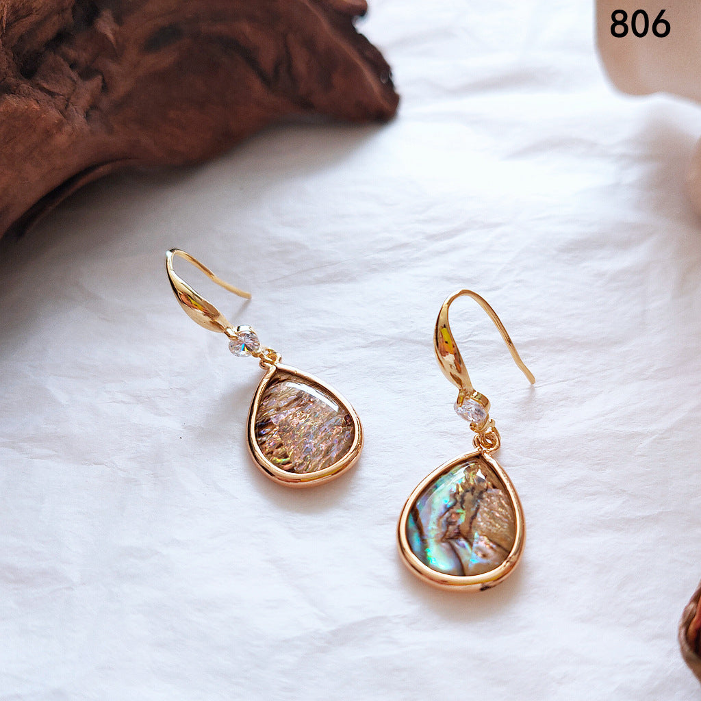 Bright Eyes Gold-plated Natural Shell Black Color Water Earrings