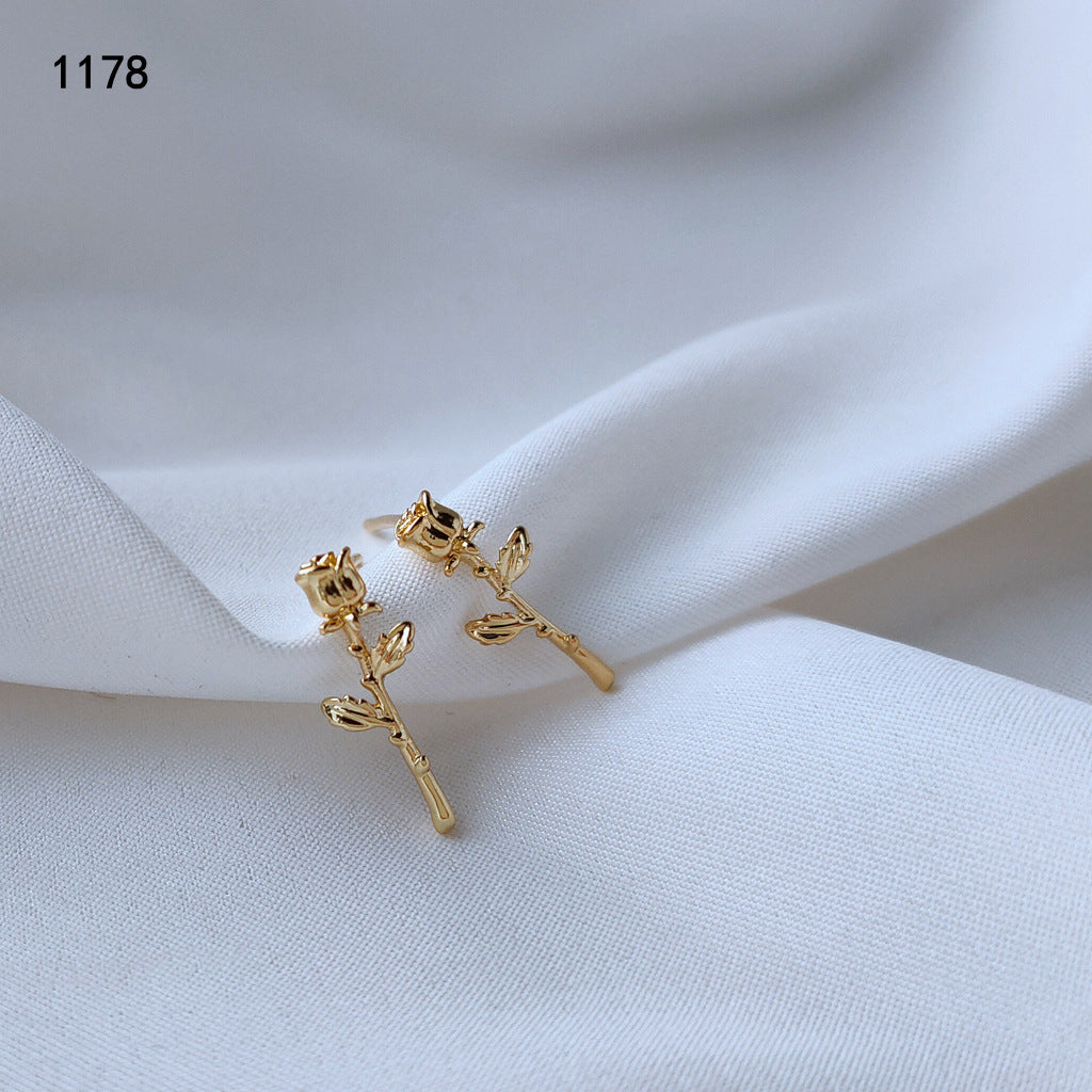 Bright Eyes Sier-plated Needle Gold-plated Mini Ear Rose Classic Style Stud Earrings