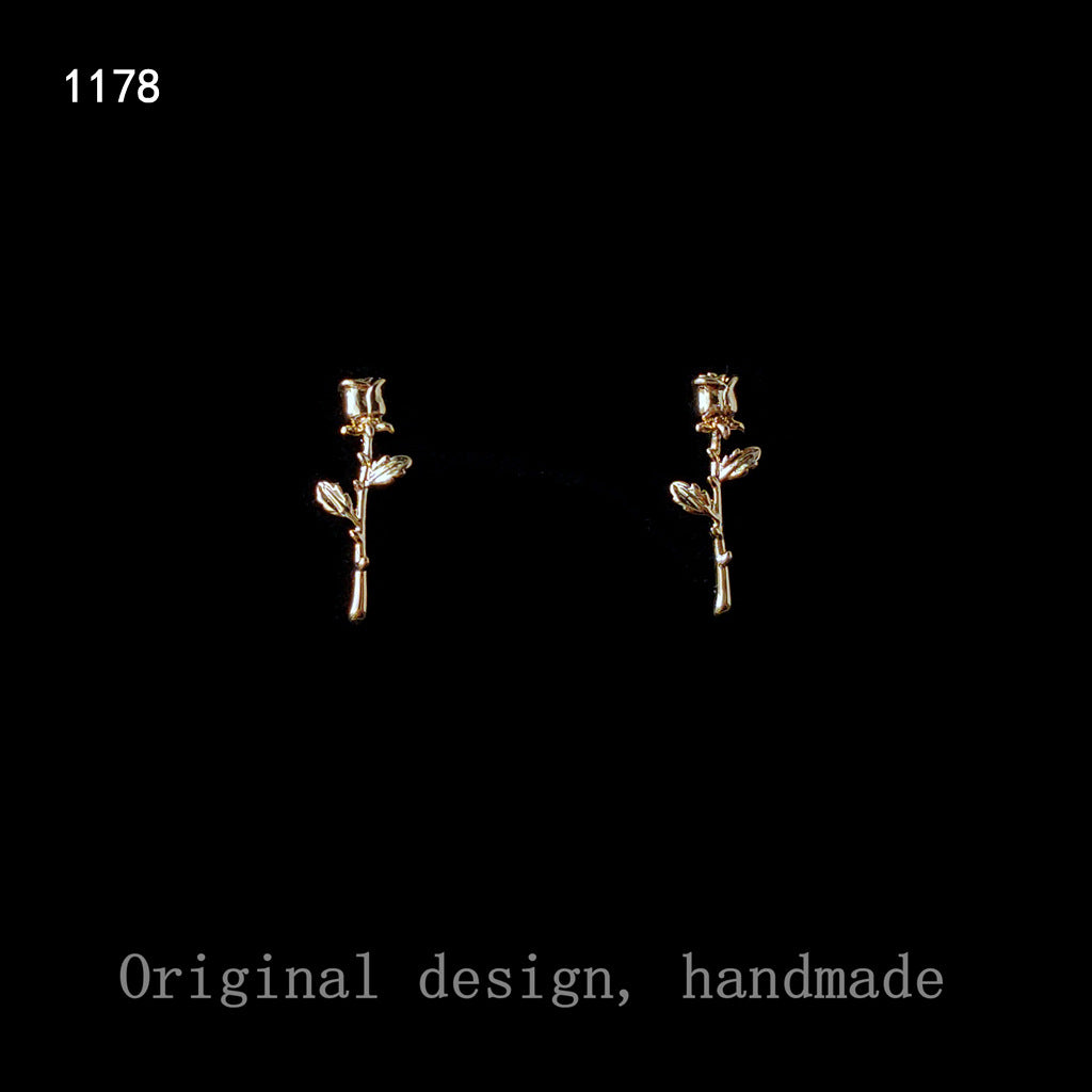 Bright Eyes Sier-plated Needle Gold-plated Mini Ear Rose Classic Style Stud Earrings
