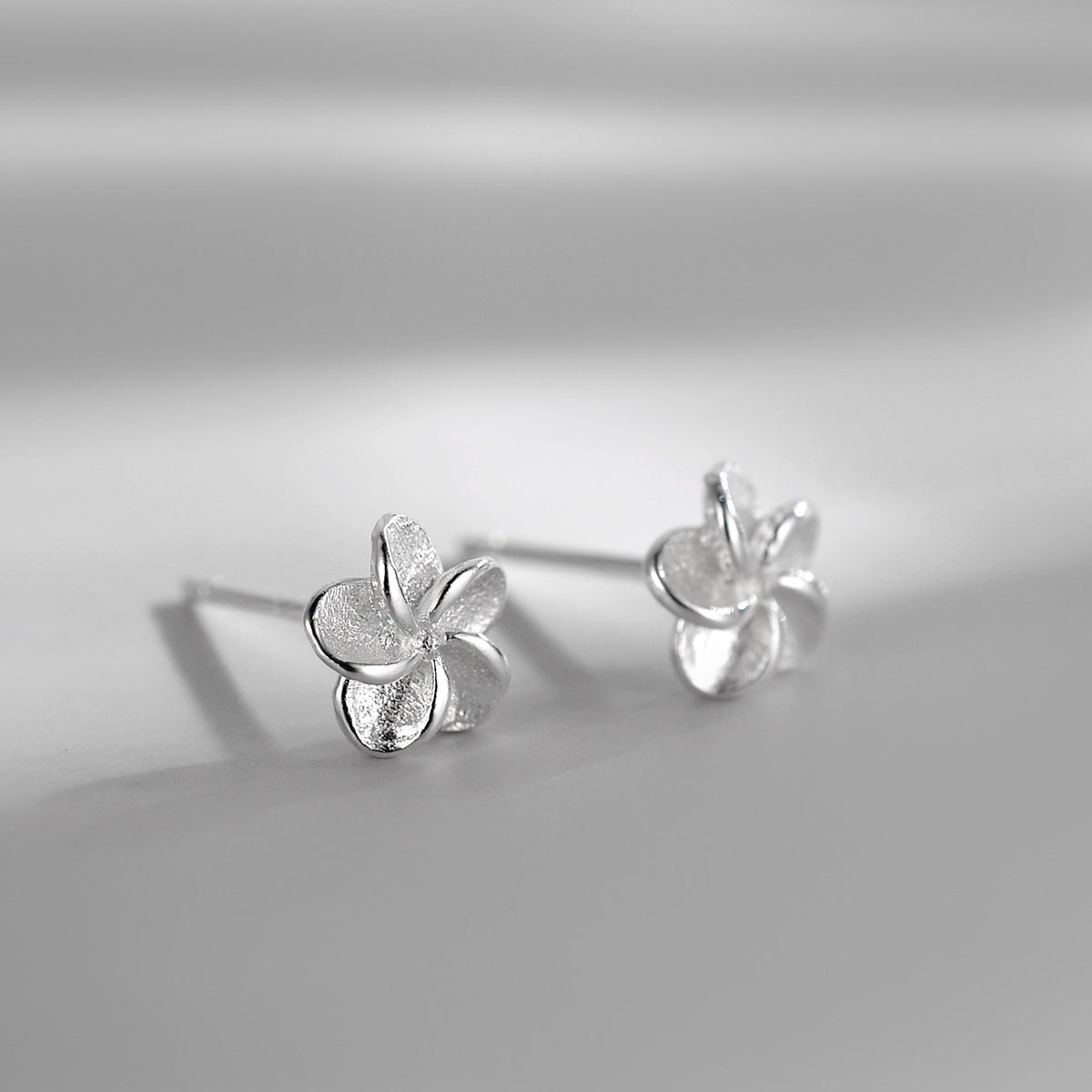 Temperamental Personalized Little Daisy Ear Sterling Earrings