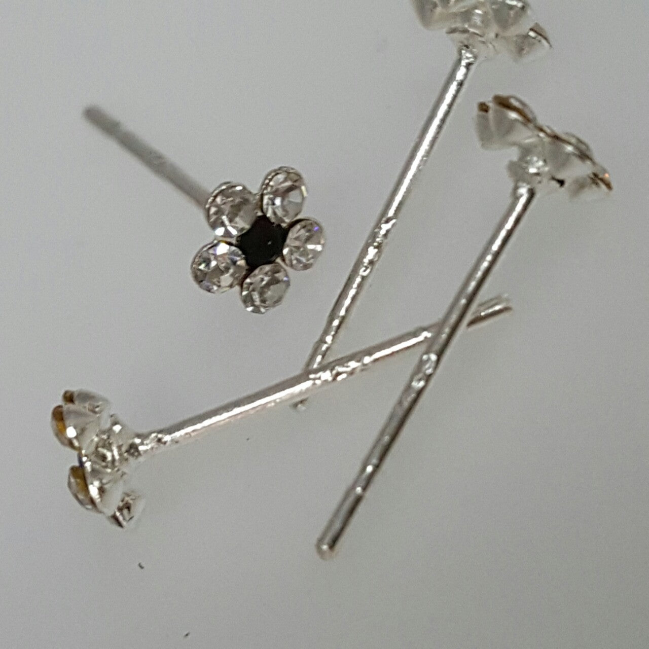 Diamond Inlaid Five Petal Flower Boxed Ear Earrings