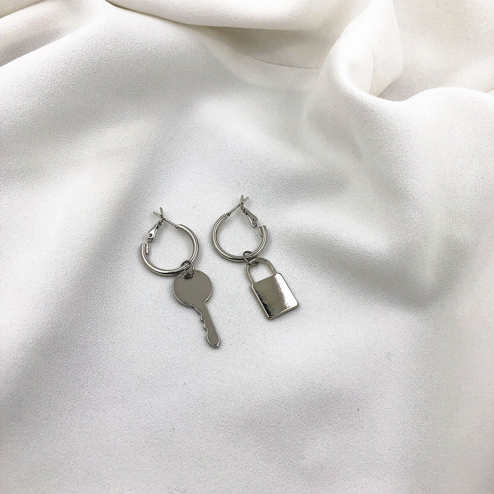 Women's Minimalist Metal Texture Ear Geometric Circle Stud Earrings