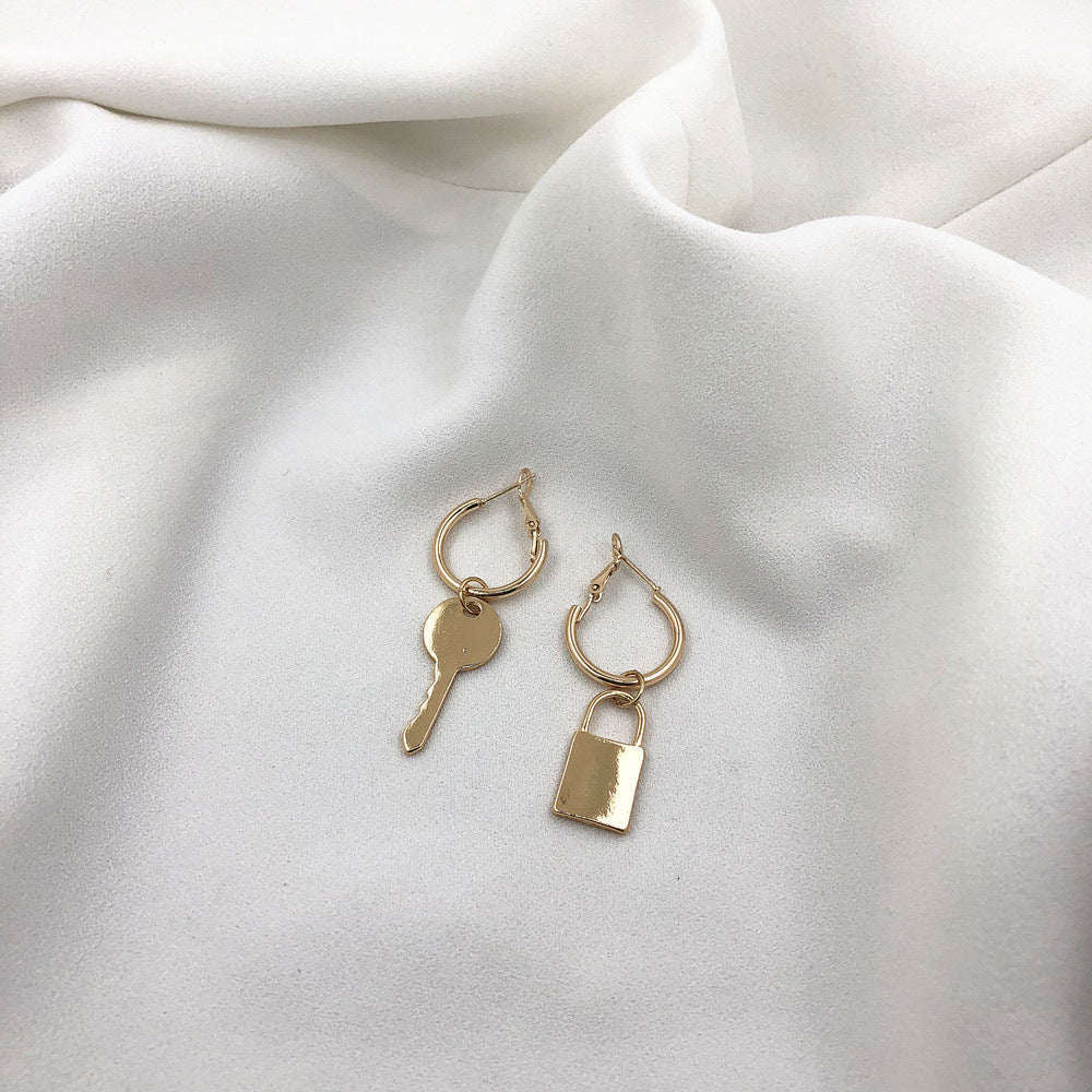 Women's Minimalist Metal Texture Ear Geometric Circle Stud Earrings
