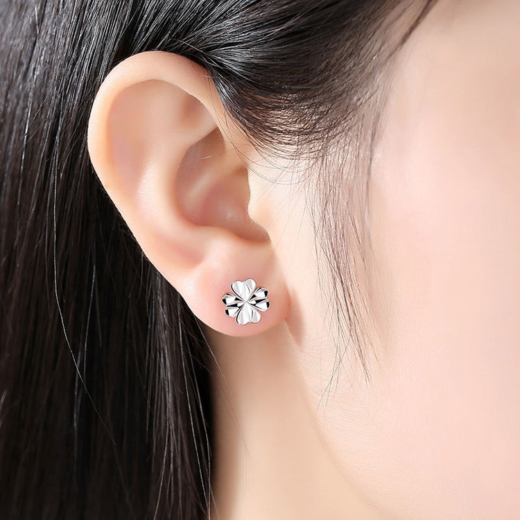 Women's Sier Needle Clover Carven Design Fashion Temperament Entry Lux Holiday Earrings
