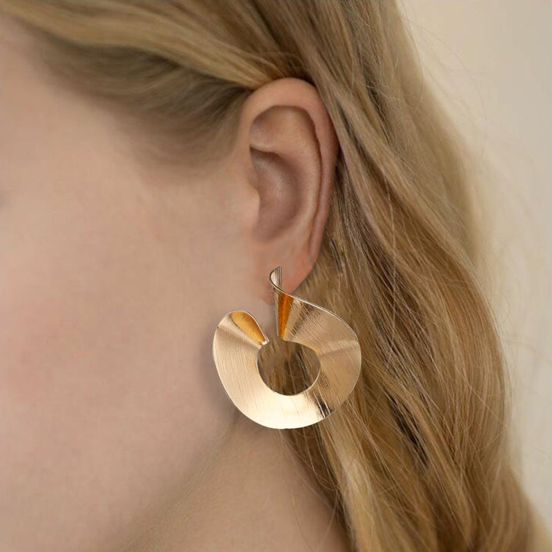 Women's Metallic Irregular Twisted Lantern Geometric Glossy Exaggerated Personalized Earrings