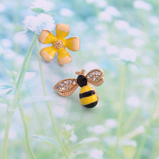 Personality Asymmetric Fresh Fan Small Flower Little Bee Stud Earrings