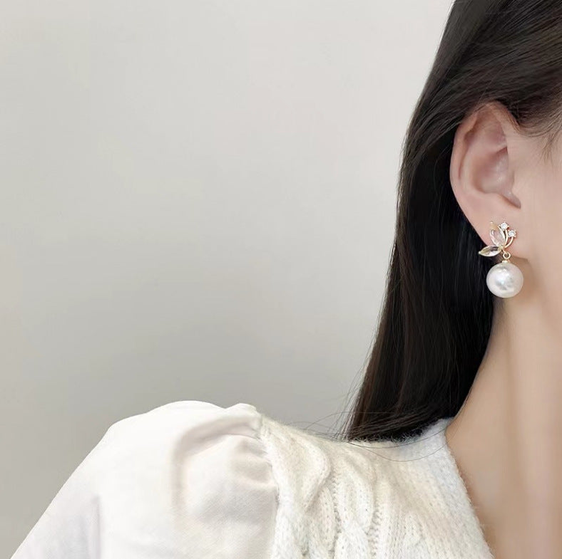 Women's French Pearl Butterfly High-grade Design Fashion Temperament Earrings