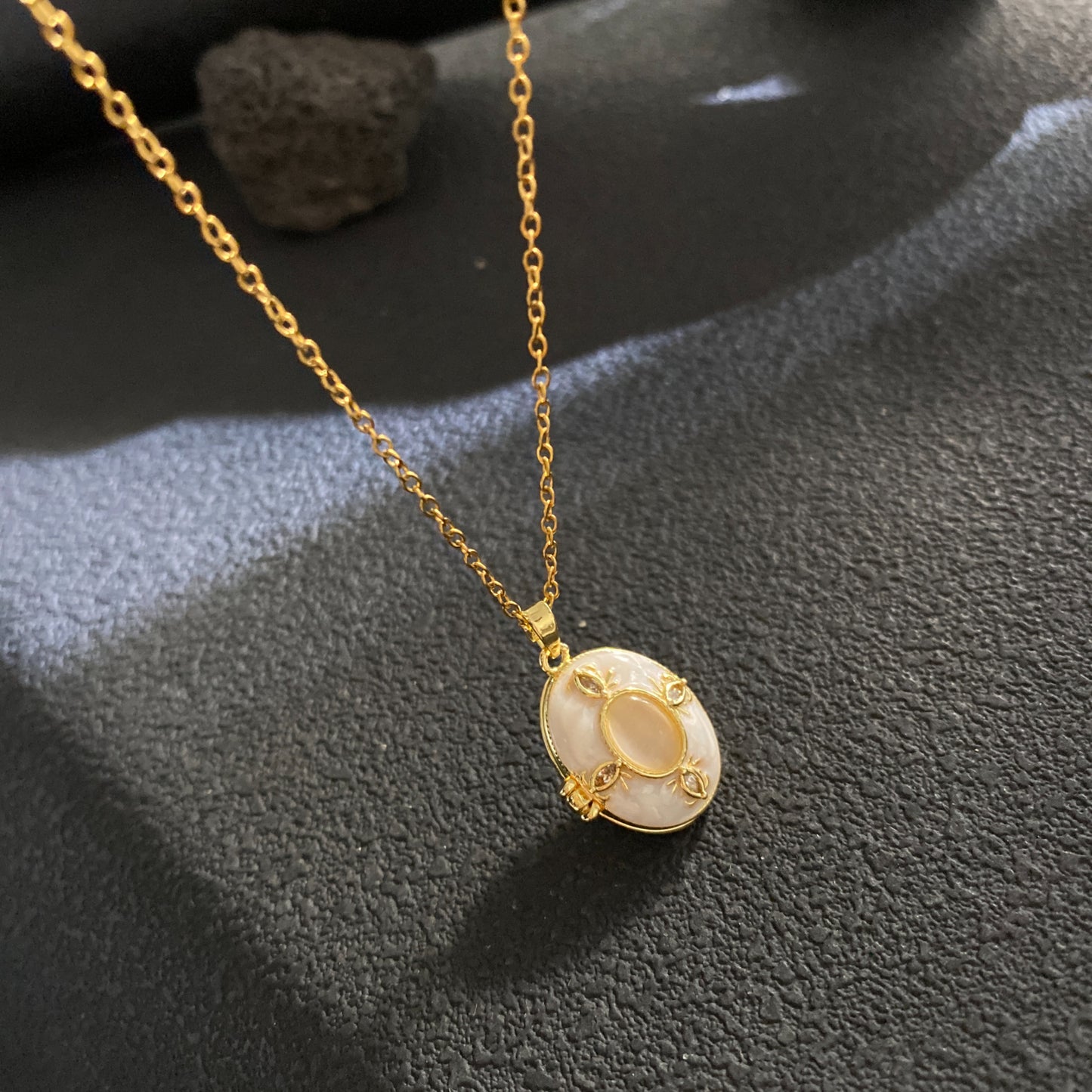 Women's Drip Glazed Box Fashion Shell Pearls Light Luxury Clavicle Pendants