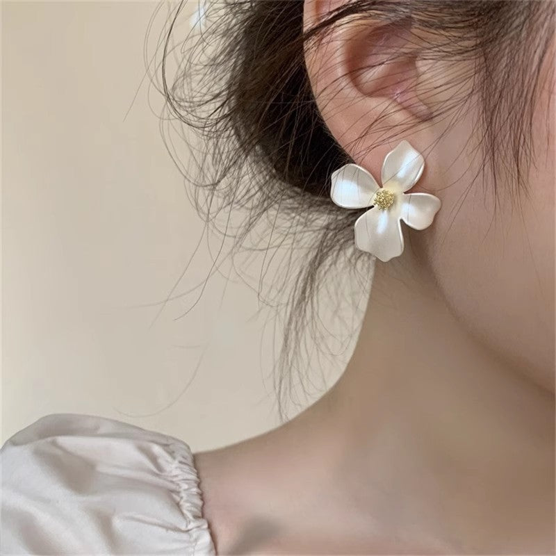 Simple Light Luxury Flower Super Petals Stud Earrings