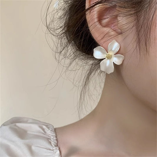 Simple Light Luxury Flower Super Petals Stud Earrings