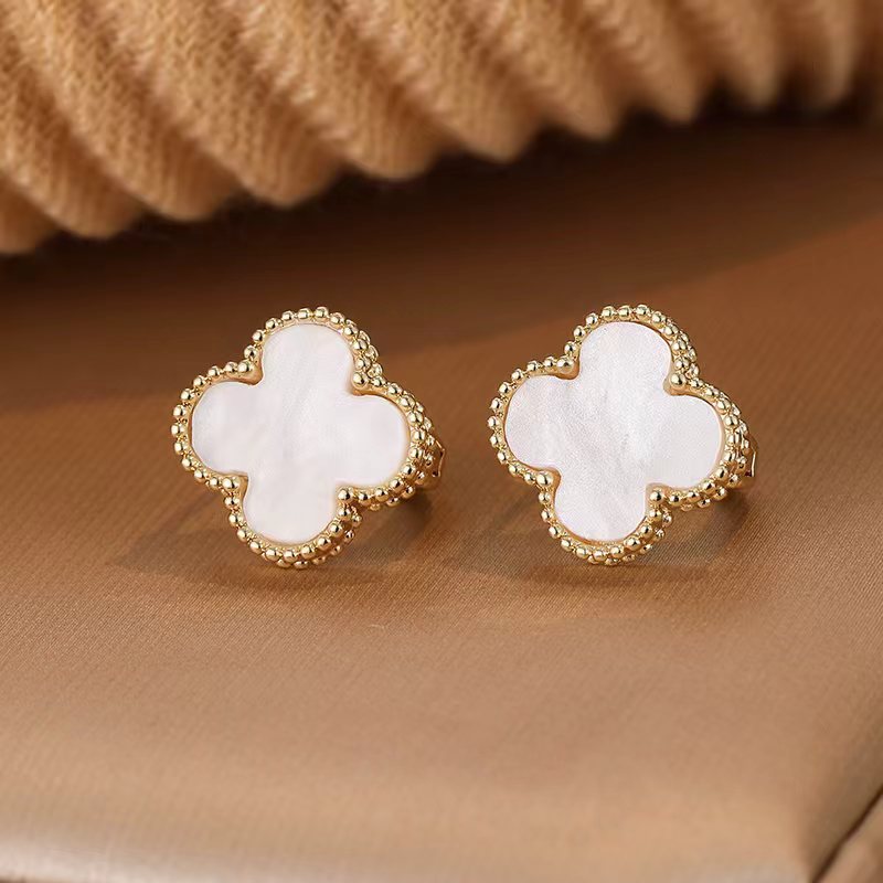 Leaf Clover Classic Style Light Luxury Ear Buckle