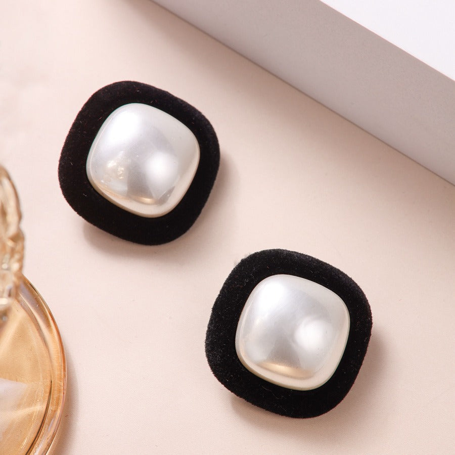 Women's French Retro Geometric Light Luxury High-grade Flocking Imitation Shell Pearl Stud Earrings