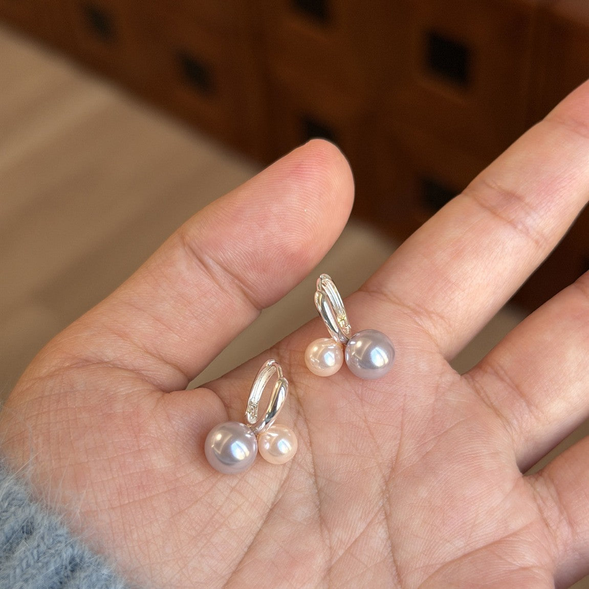 Gentle Mocha Mousse Pearl Small Cherry Clip Light Luxury Minority Ear Buckle